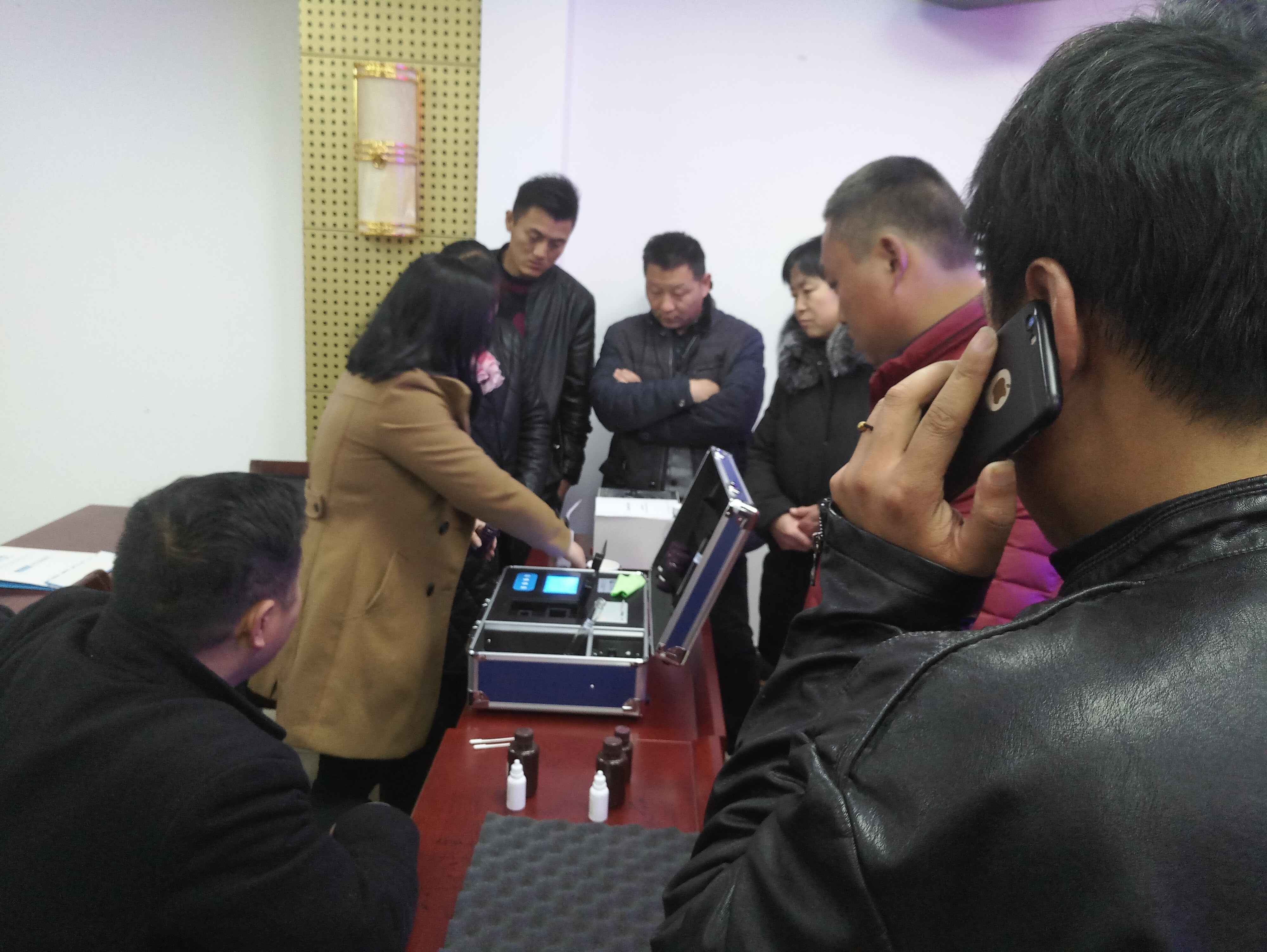 農(nóng)飲水水質(zhì)檢測技術人員回答現(xiàn)場